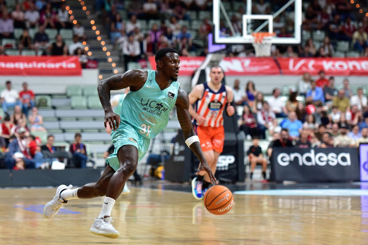 Dylan Ennis, del UCAM Murcia, durante el partido ante el Leyma Coruña con la 'camiseta sorpresa' edición Calblanque.