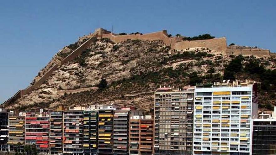 La playa del Postiguet está necesitada de una actuación.