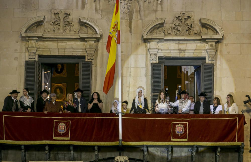 El pregón de las Hogueras 2019 da la bienvenida al Fuego a la ciudad de Alicante