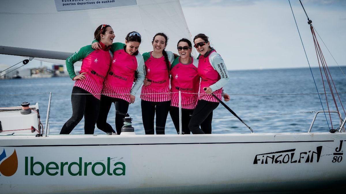 Las chicas del RCN Valencia celebran el triunfo