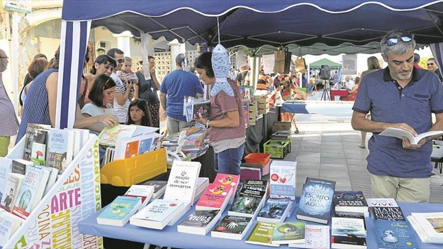 El escritor Joan Pla inaugura la Feria del Libro de Moncofa