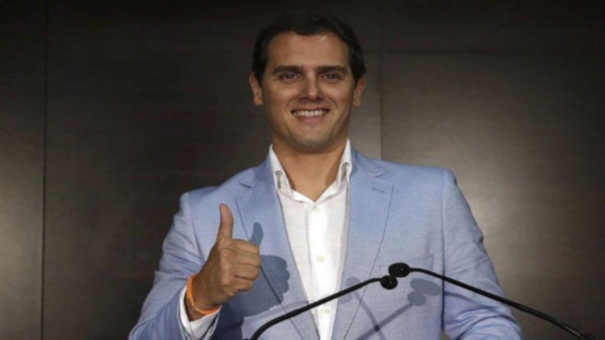 TVE se disculpa en directo por pixelar a Albert Rivera