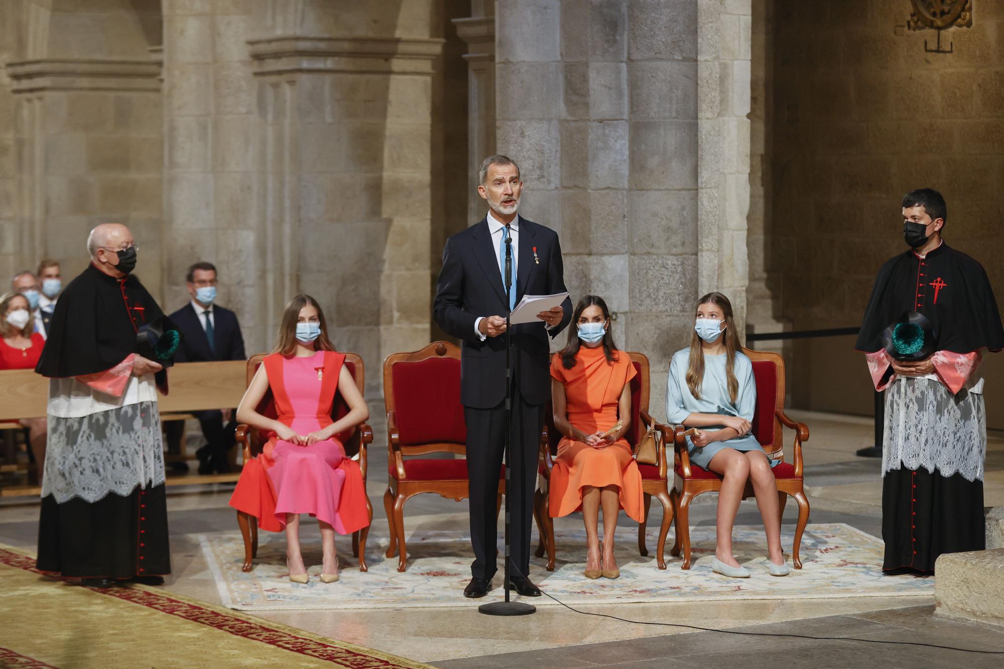 El rey Felipe VI realiza la ofrenda al Apóstol acompañado de la reina Letizia y sus hijas