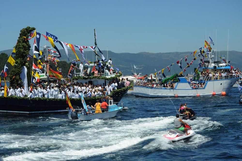Multitudinaria procesión marítima para honrar a la patrona del mar y de los marineros