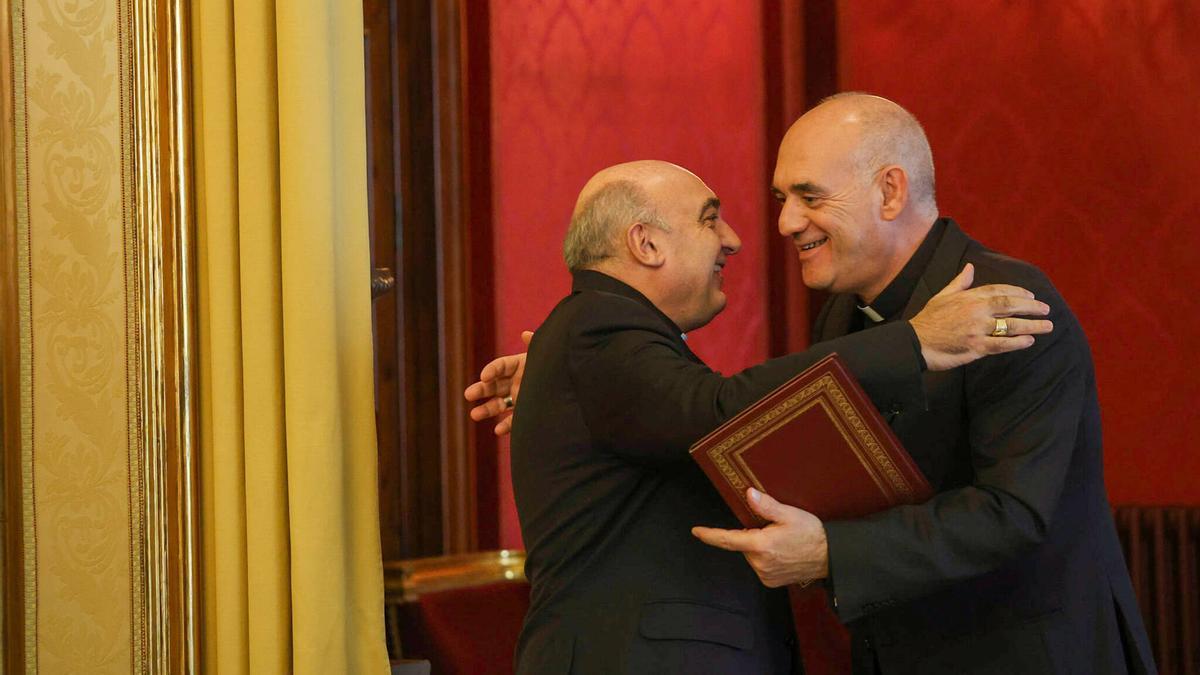 El arzobispo Enrique Benavent felicita a su auxiliar Arturo Ros, nombrado obispo de Santander por el papa.