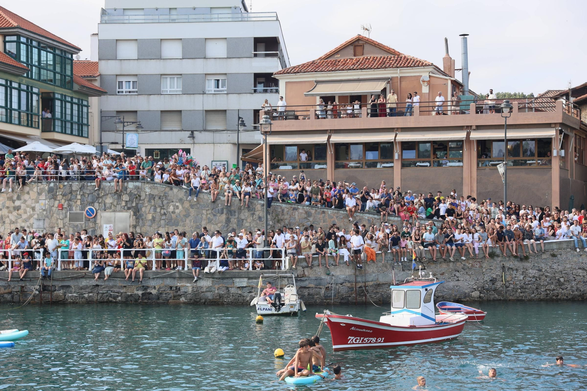 EN IMÁGENES: La multitudinaria cita de la cucaña en el Carmen de Luanco