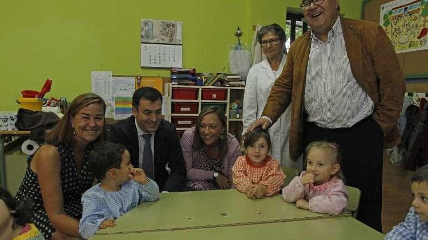 Román Rodríguez, junto a Elena Muñoz, durante la visita al centro.