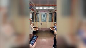 Caos en el Metro de Madrid debido a las fuertes lluvias.