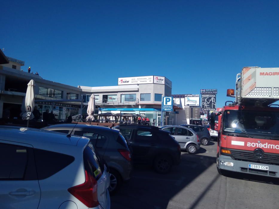 El viento derriba un cartel de grandes dimensiones sobre la terraza de un centro comercial en Orihuela Costa sin causar víctimas