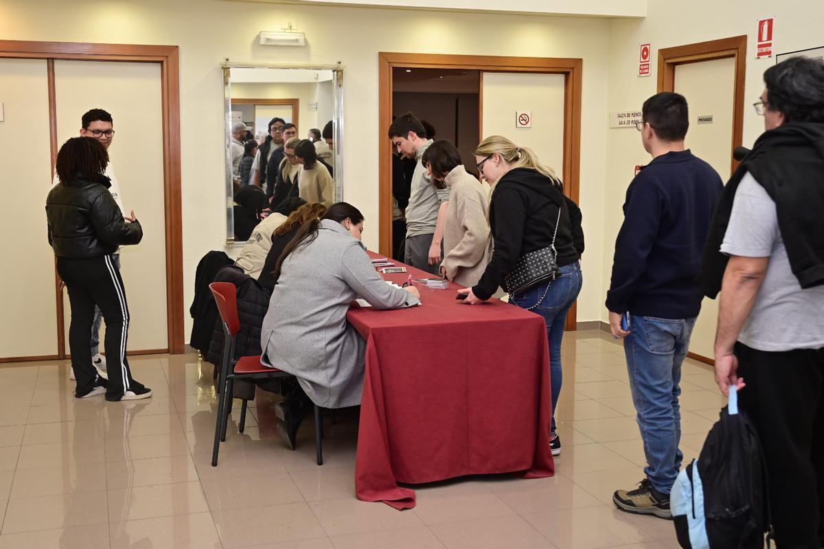 Charla sobre la regularización extraordinaria en Castellón