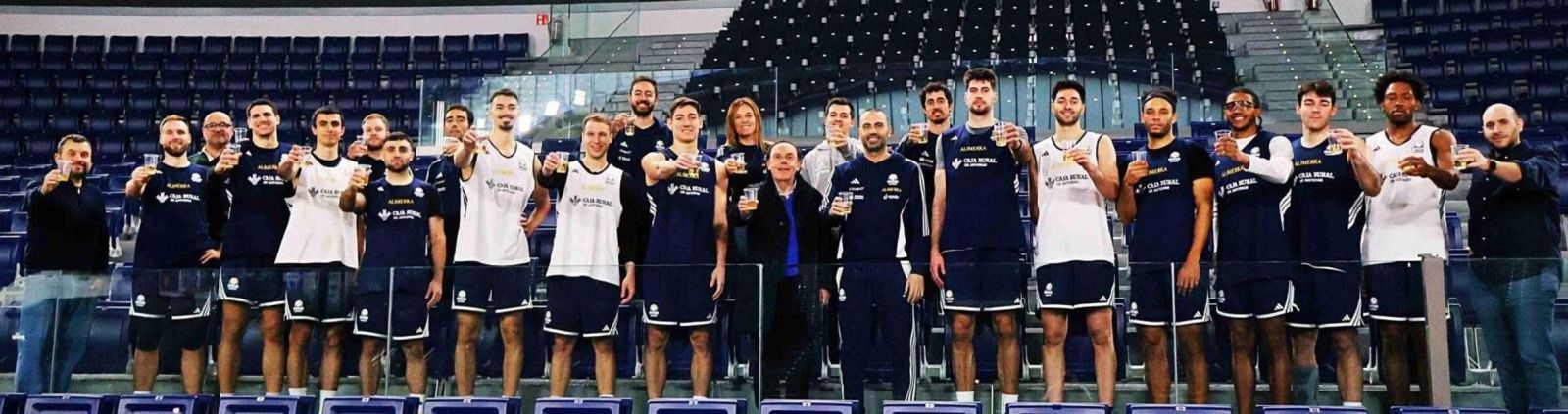 Jugadores, técnicos y directivos del Alimerka Oviedo Baloncesto brindan por los éxitos de 2026 en el Palacio de los Deportes. | OCB