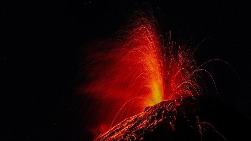 El volcán de Fuego entra en erupción en Guatemala