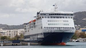 Un barco de la compañía Grimaldi Trasmed en el muelle de es Botafoc. | TONI ESCOBAR