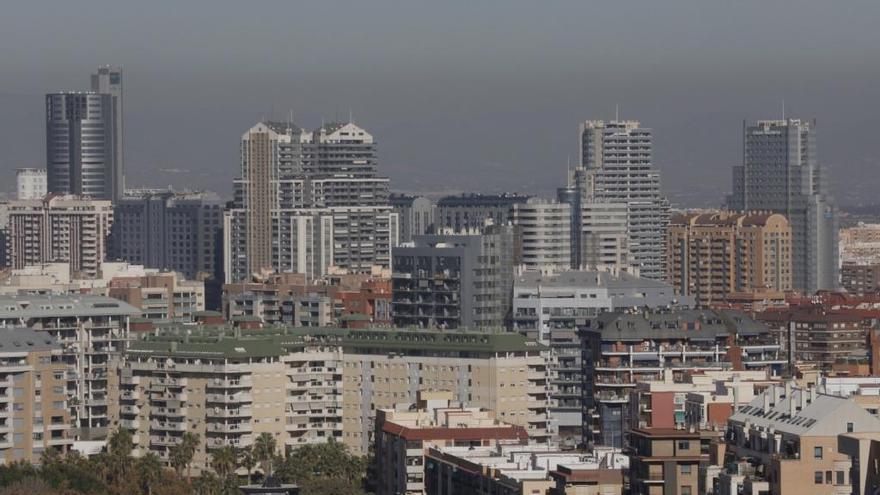 Vista de la ciudad de València con la boina de contaminación.