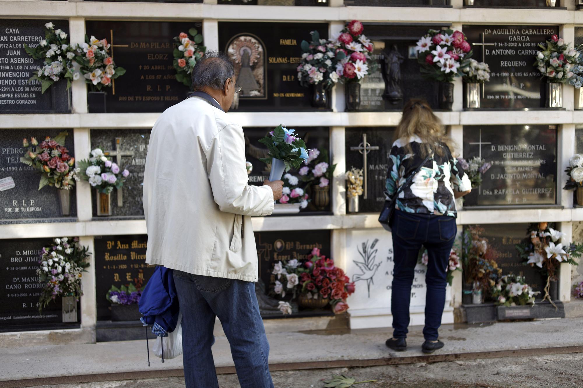 El cementerio de Torrero recibe ya a los visitantes más adelantados por Todos los Santos