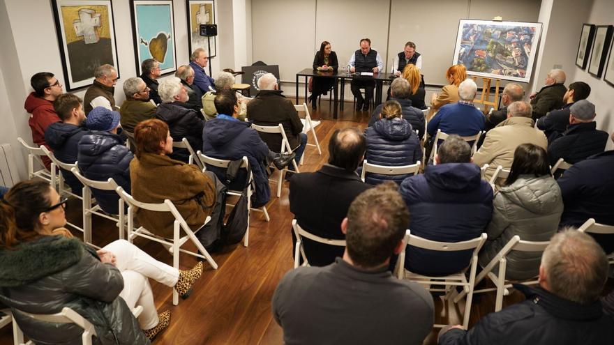 José Crespo, Raquel Lorenzo y Javier Bugallo explicaron a medio centenar de vecinos el proyecto de la Gran Praza. |  // BERNABÉ/JAVIER LALÍN