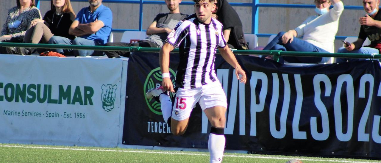 El joven extremo zurdo Nacho Gimeno sube el balón por la banda, en una acción de esta temporada en el Marquina.