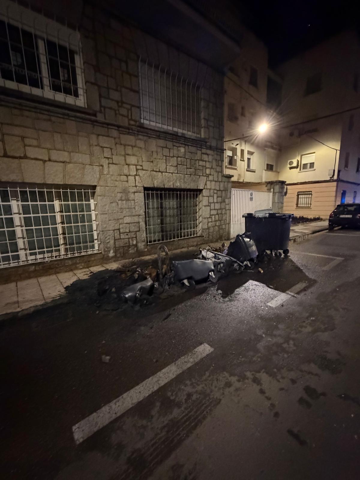 Los contenedores calcinados tras el incendio.