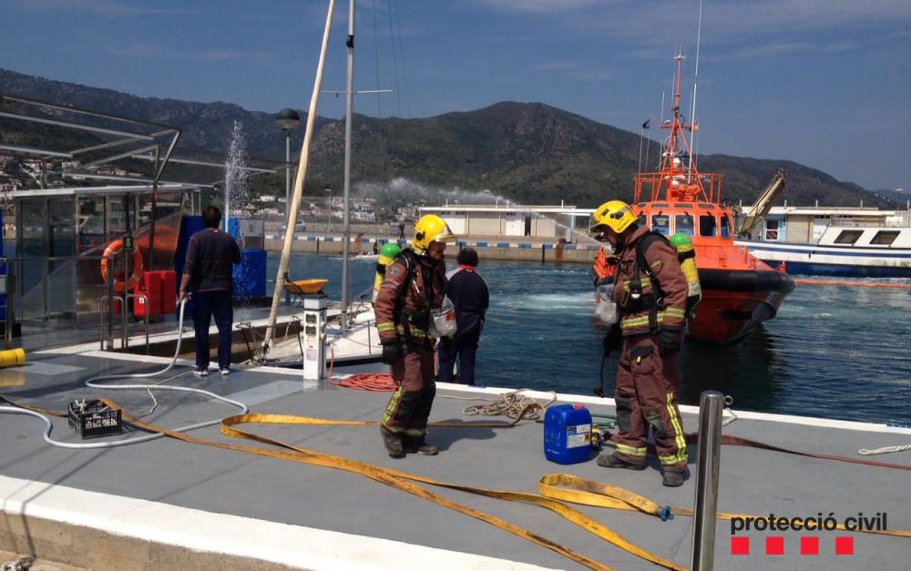 Simulacre d'incendi en un vaixell amb un ferit al Port de la Selva