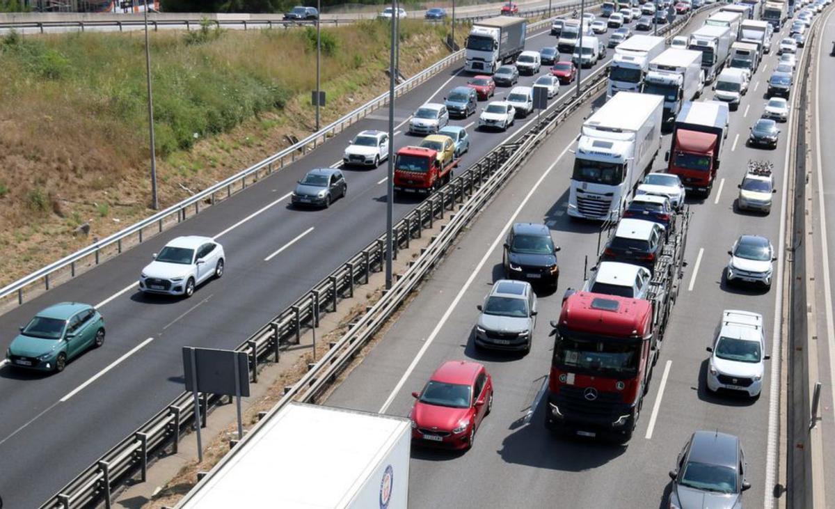 L’operació sortida de Sant Joan comença amb cues de fins a 16 km a l’AP-7 L’operació sortida de Sant Joan comença amb cues de fins a 16 km a l’AP-7