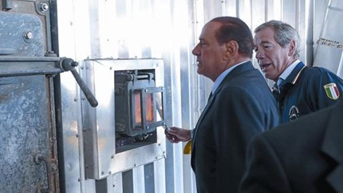 Silvio Berlusconi, en una visita a una incineradora cerca de Nápoles, ayer.