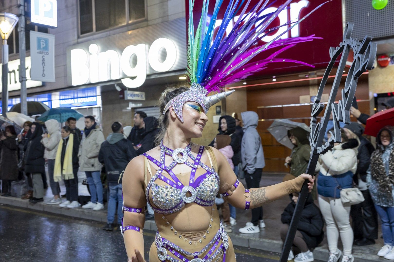 Aquí las mejores imágenes del desfile nocturno del Carnaval de Torrevieja 2025 que salió a la calle desafiando el viento y la lluvia