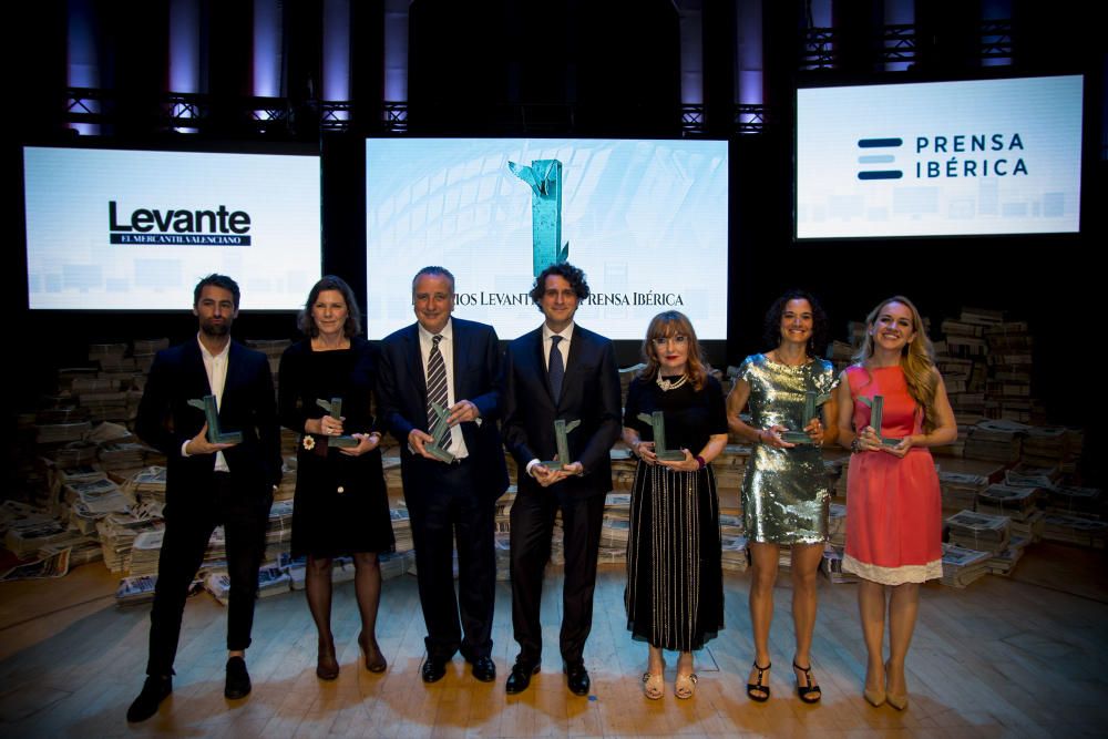 Los galardonados con los premios Levante-EMV/ Prensa Ibérica posan con sus trofeos. El diseñador Juan Vidal, Mariona Brines en representación de su tio, el poeta Francisco Brines, Fernando Roig, José Remohí, Eva Vizcarra, la atleta Marta Esteban y Susana Lerma