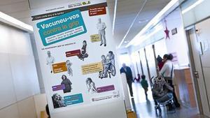 Cartells de prevenció de la campanya de la grip al CAP de Marina, divendres.