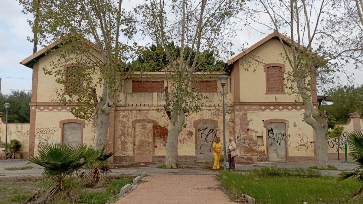 La Estación de Campanillas, en noviembre de 2024, con las presidentas vecinales de Las Castañetas y Campanillas.