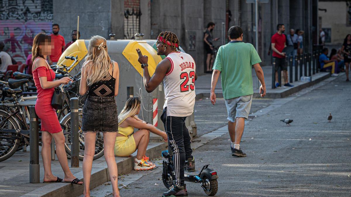 Un home es dirigeix a unes dones prostituïdes en un carrer de Barcelona