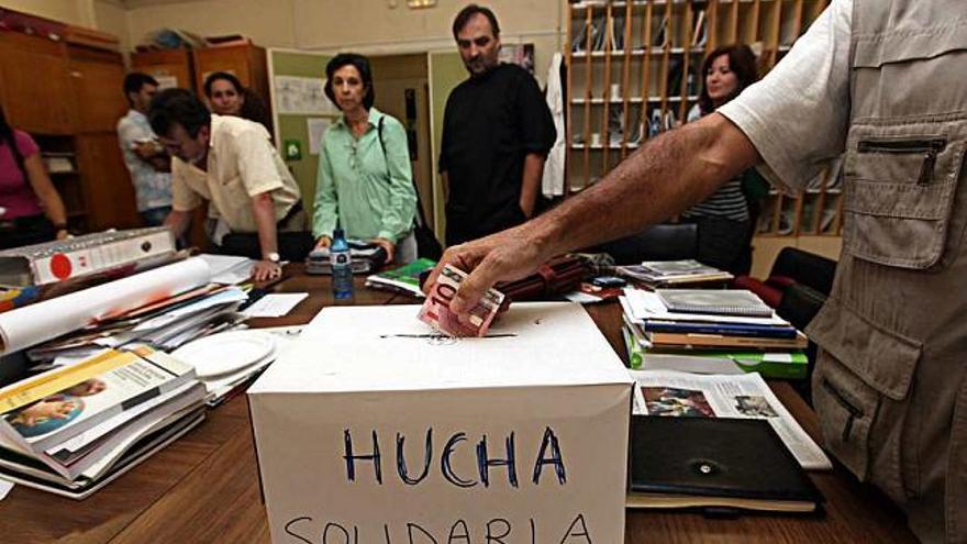 La &quot;hucha&quot; solidaria, una caja de cartón en la sala de profesores del IES Virgen del Remedio, se repone cada mes