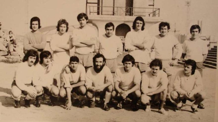 Luis, tercero por la izquierda de pie, con el equipo del Maravillas en el estadio de Riazor.