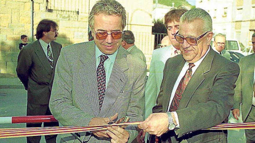 Martí Muns, a la dreta, amb Manuel Royes en un acte inaugural, el 1994