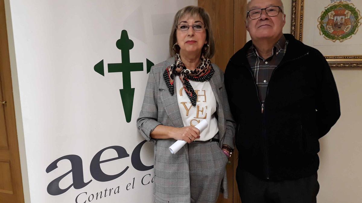 La presidenta de la AECC de Benavente, Carmen Prieto, y el presidente provincial, Alfonso Fernández, en la sede de Benavente. /E. P.