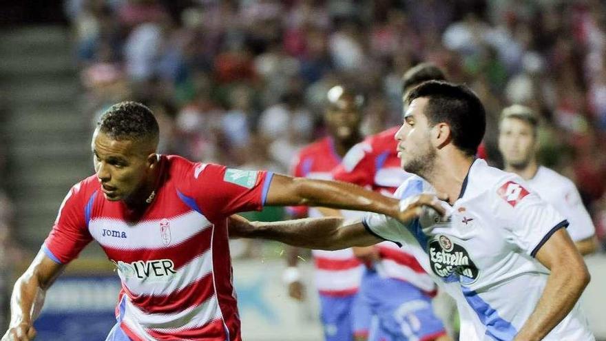 Pablo Insua persigue a El-Arabi en Los Cármenes, en un partido con el Deportivo en la temporada 2014-15.