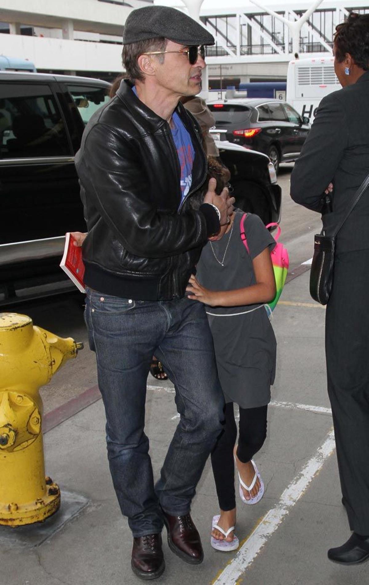 Olivier cubre a Nahla para protegerla de las fotos a su llegada al aeropuerto de Los Ángeles