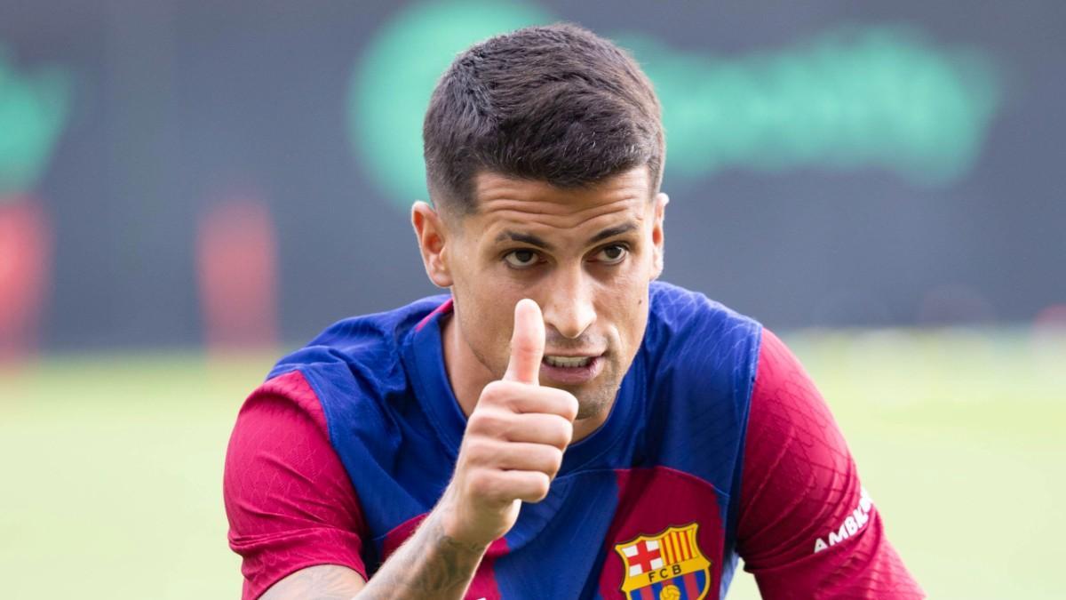 Cancelo llegó con optimismo al Barça