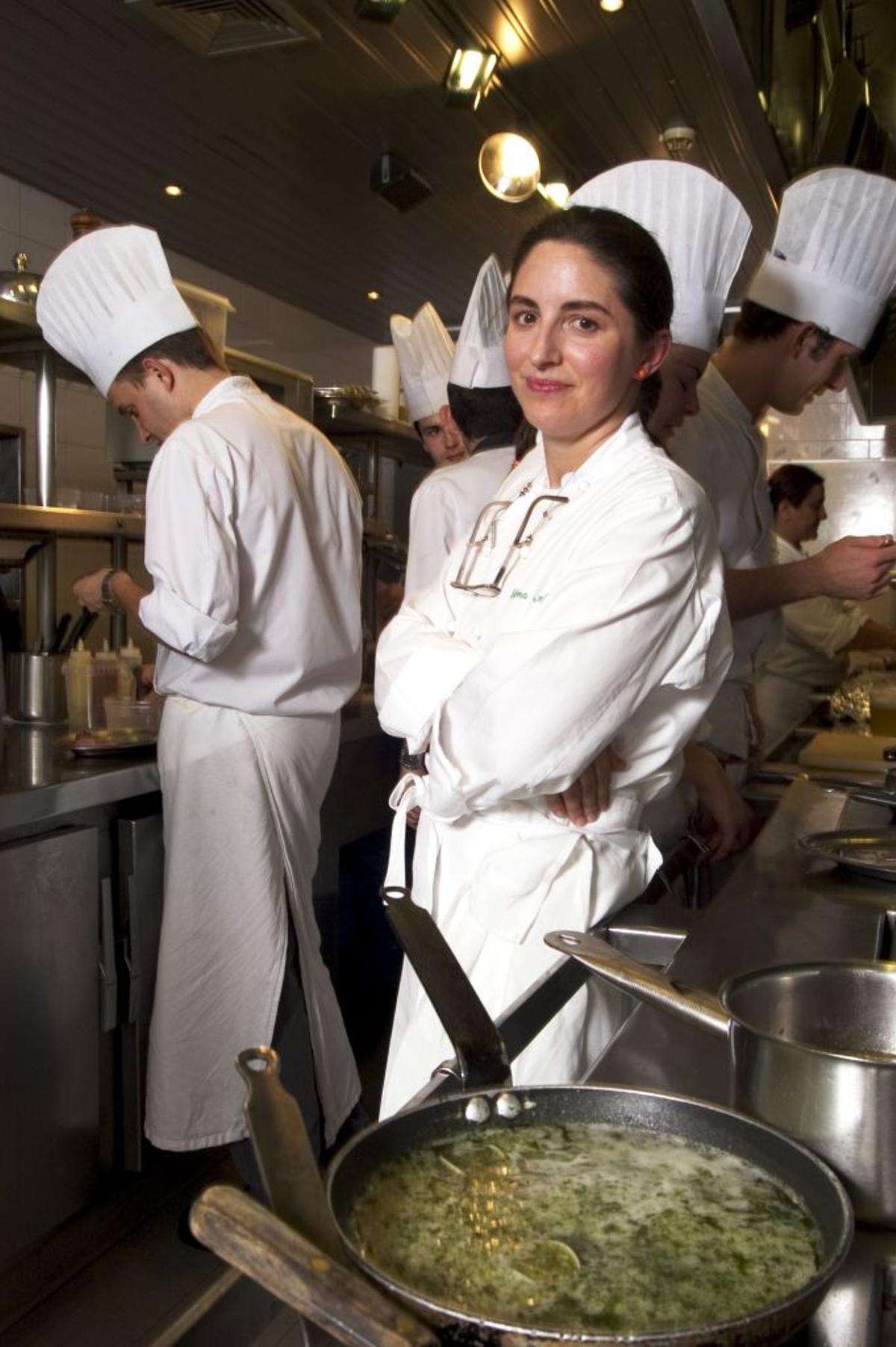 La cocinera Elena Arzak en la cocina de su restaurante en San Sebastian.
Septiembre 2004
San Sebastian/ Spain