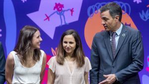 La ministra de Igualdad, Irene Montero, junto a la ministra de Derechos Sociales y Agenda 2030, Ione Belarra, y el presidente del Gobierno, Pedro Sánchez.