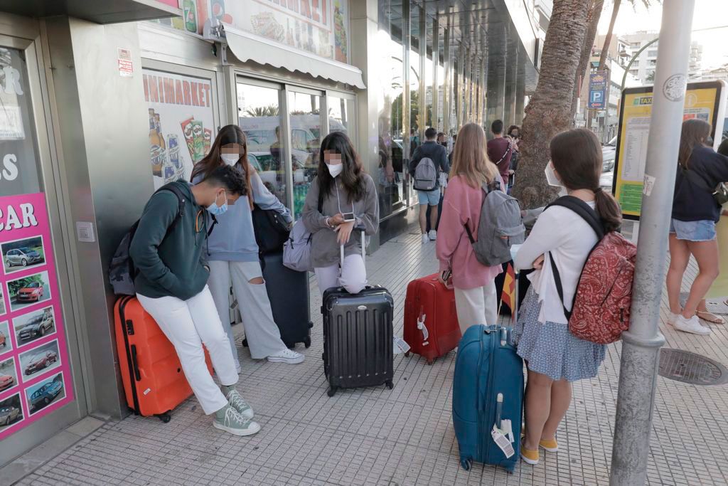 La estudiantes, hasta ahora confinados, en el Puerto de Palma para salir hacia la península