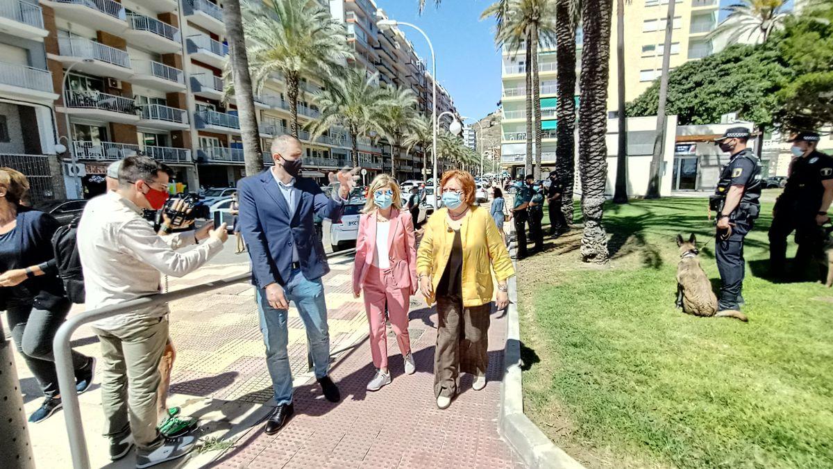 El alcalde de Cullera, Jordi Mayor, Gabriela Bravo y Gloria Calero