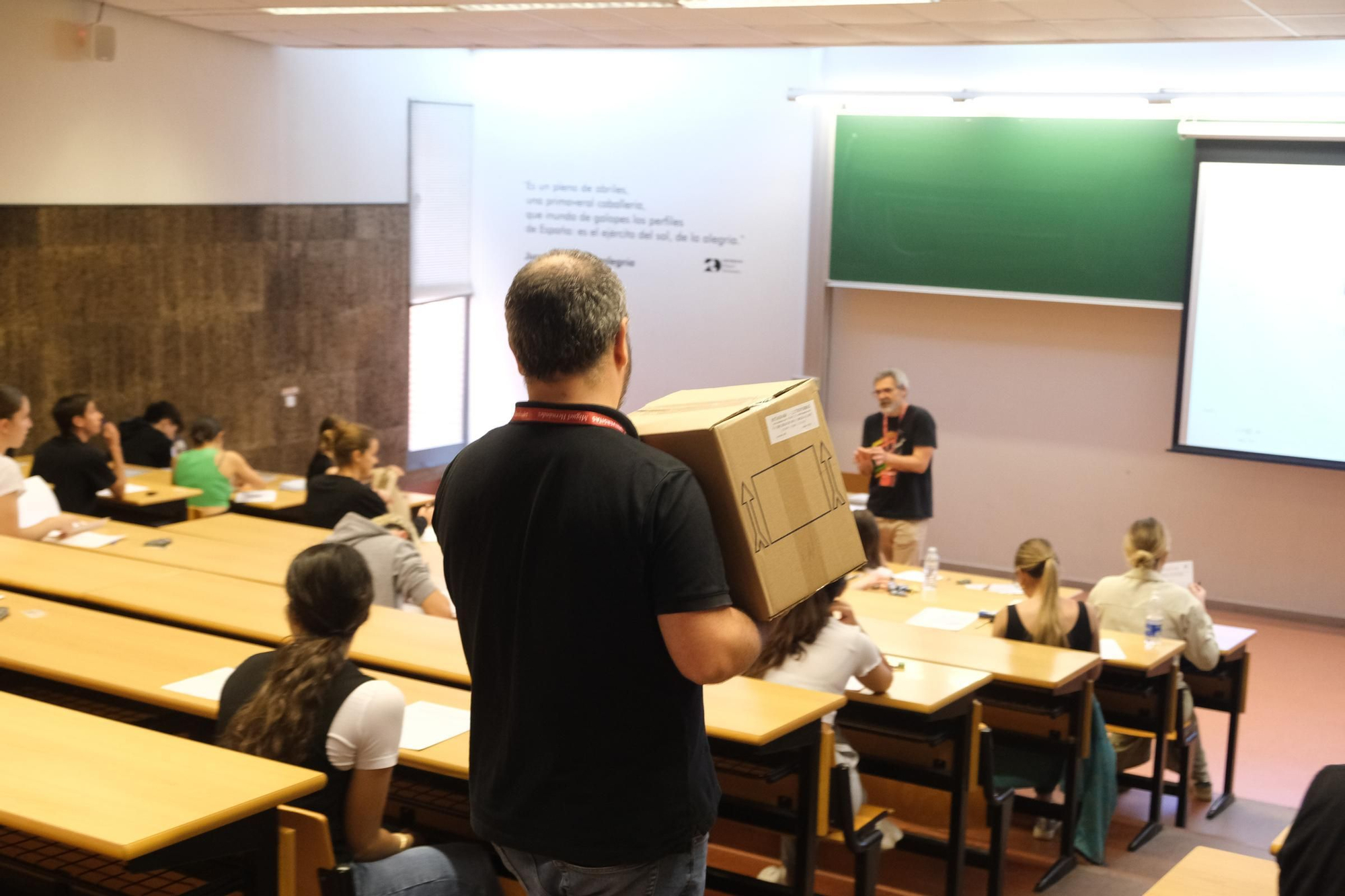 Muchos nervios en el primer día de exámenes de la PAU en Elche