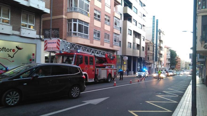 Los bomberos, en la avenida de Portugal.