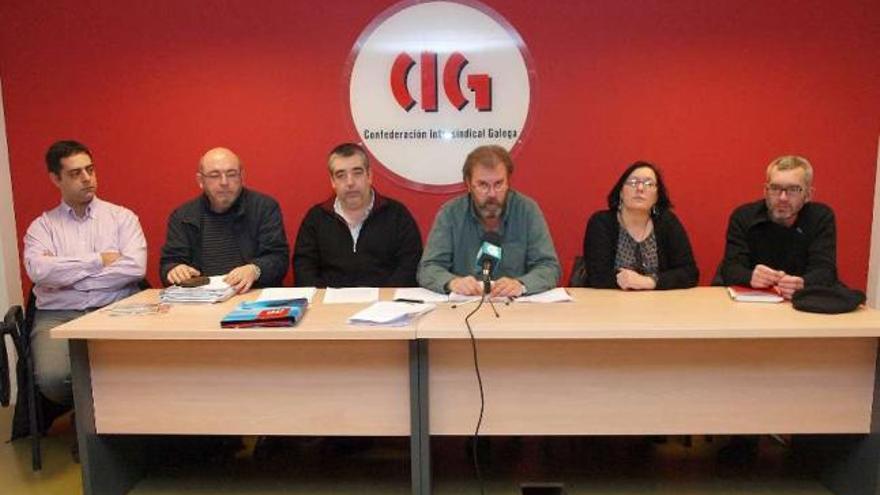 Fernando García, tercero por la derecha, ayer, junto al resto de la Executiva de la CIG en Santiago. / jorge leal