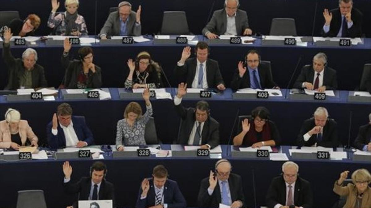 Los eurodiputados rechazan por una amplia mayoría las enmiendas a la ley de mercado único digital, ayer.