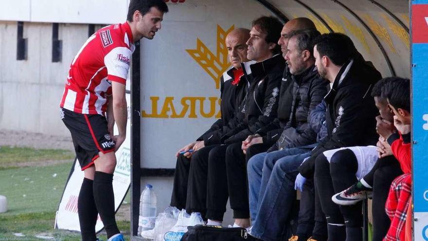 Javi Rodríguez, tras pedir el cambio por lesión, ayer.