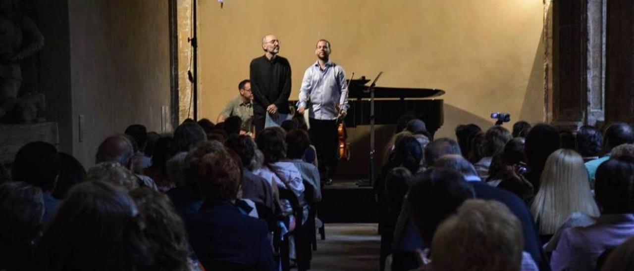 El pianista Kennedy Moretti y el violista Rubén Larfeuil, ayer, durante el concierto del Arqueológico. teresa suárez