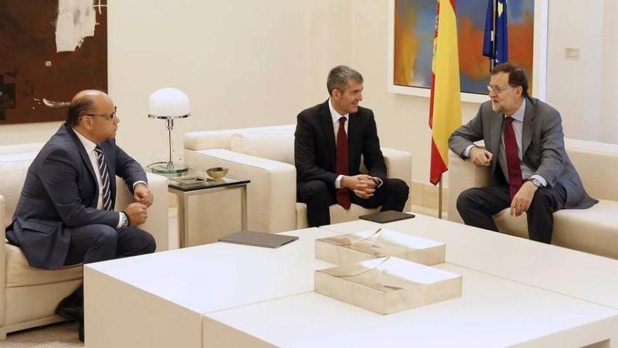 De izquierda a derecha, el secretario general de Coalición Canaria, José Miguel Barragán, y el presidente de Canarias, Fernando Clavijo, reunidos ayer con Mariano Rajoy.