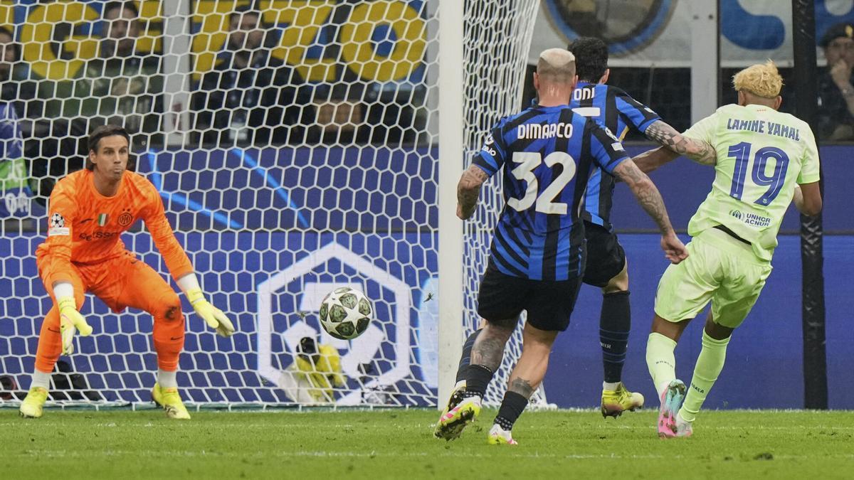 Barcelona's Lamine Yamal, right, attempts a shot at goal in front of Inter Milan's goalkeeper Yann Sommer, left, and Inter Milan's Federico Dimarco during the Champions League semifinal second leg soccer match between Inter Milan and Barcelona at San Siro stadium in Milan , Italy, Tuesday, May 6, 2025. (AP Photo/Luca Bruno)