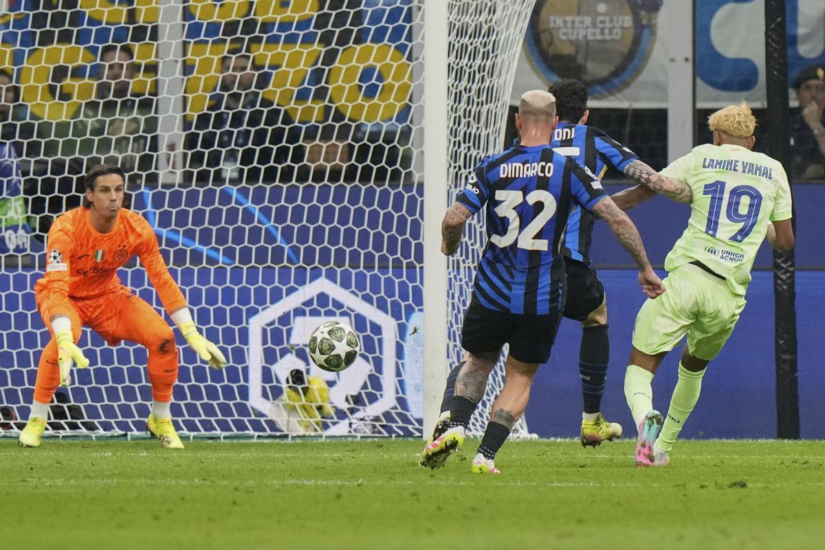 Barcelona's Lamine Yamal, right, attempts a shot at goal in front of Inter Milan's goalkeeper Yann Sommer, left, and Inter Milan's Federico Dimarco during the Champions League semifinal second leg soccer match between Inter Milan and Barcelona at San Siro stadium in Milan , Italy, Tuesday, May 6, 2025. (AP Photo/Luca Bruno)
